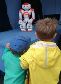 To barn som er interessert i roboten Lennie 