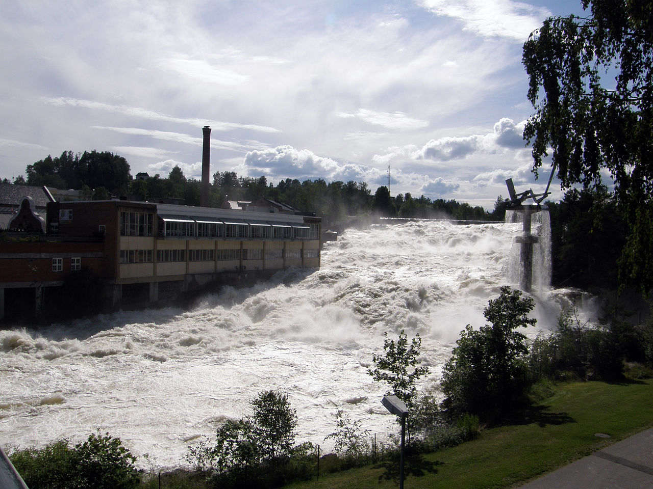 Hønefossen under the 20 years flood in July 2007.
