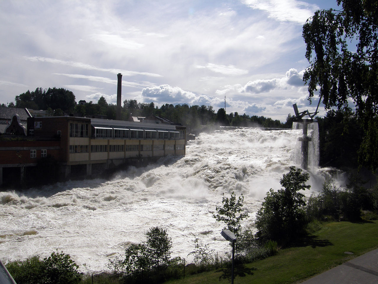 Hønefossen under 20.årsflommen i juli 2007.